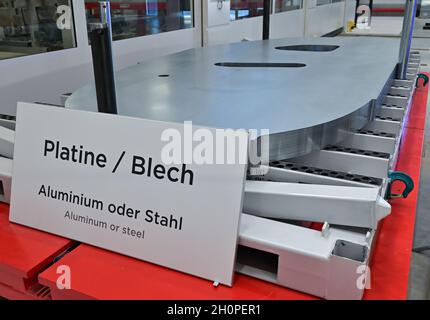 09. Oktober 2021, Brandenburg, Grünheide: Bleche für die Karosserieteile eines Tesla Model Y sind auf der Tesla Gigafactory zu sehen. In Grünheide, östlich von Berlin, sollen ab Ende 2021 die ersten Fahrzeuge vom Produktionsband Rollen. Das US-Unternehmen plant, hier jährlich rund 500,000 Model Ys zu bauen. Foto: Patrick Pleul/dpa-Zentralbild/ZB Stockfoto