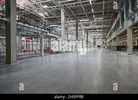 09. Oktober 2021, Brandenburg, Grünheide: Blick auf eine noch fast leere Produktionshalle für das Tesla Model Y auf der Tesla Gigafactory. In Grünheide, östlich von Berlin, sollen ab Ende 2021 die ersten Fahrzeuge vom Produktionsband Rollen. Das US-Unternehmen plant, hier jährlich rund 500,000 Model Ys zu bauen. Foto: Patrick Pleul/dpa-Zentralbild/ZB Stockfoto