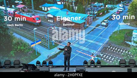 09. Oktober 2021, Brandenburg, Grünheide: Elon Musk, Tesla-CEO, steht zum Tag der offenen Tür auf einer Bühne im Tesla Gigafactory. In Grünheide, östlich von Berlin, sollen ab Ende 2021 die ersten Fahrzeuge vom Produktionsband Rollen. Das US-Unternehmen plant, hier jährlich rund 500,000 Model Ys zu bauen. Foto: Patrick Pleul/dpa-Zentralbild/ZB Stockfoto