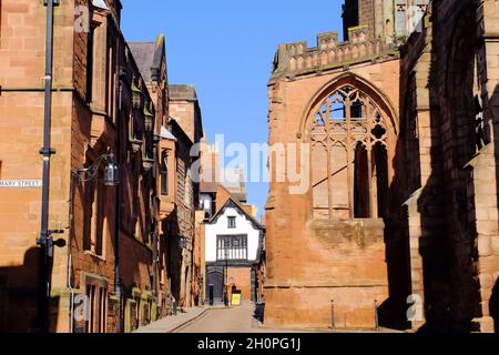 Blick auf die Bayley Lane von der St Mary Street kurz nach Sonnenaufgang mit den Ruinen der Coventry Cathedral und Stein- und Fachwerkgebäuden in Coventry Stockfoto