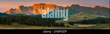 Die Seiser Alm ist ein Dolomitenplateau und die größte Höhenwiese Europas. Befindet sich in der italienischen Provinzregierung Südtirol Stockfoto