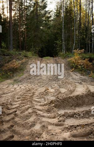 Radweg auf sandigen Boden von großen Transport, Traktor auf Baustelle, sandige Straße Stockfoto