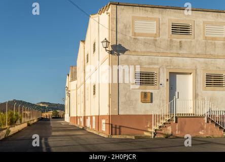 Munar Wurstfabrik im Morgengrauen. Das Hotel liegt in der mallorquinischen Stadt Porreres, Balearen, Spanien Stockfoto