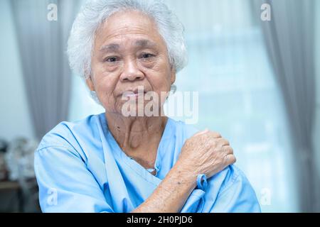 Asiatische ältere oder ältere alte Dame Frau Schmerzen Schulter in Krankenpflege Station : gesunde starke medizinische Konzept Stockfoto