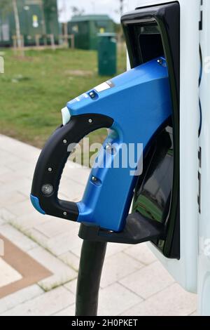 Nahaufnahme der Ladestationen für Elektroautos an der Tankstelle draußen im Herbst Stockfoto