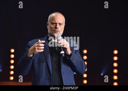 Köln, Deutschland. Oktober 2021. Francisco Negrin, Creative Director von Holiday on Ice bei der Präsentation von „A New Day“ - der neuen ICE-Show von Holiday on Ice. Die neue Show startet am 17. November 2021 und tourt mit insgesamt 180 Shows durch 23 Veranstaltungsorte in Deutschland. Quelle: Horst Galuschka/dpa/Alamy Live News Stockfoto