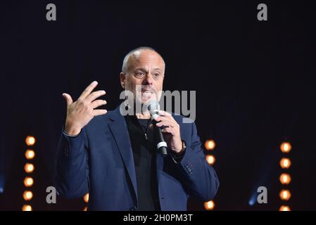 Köln, Deutschland. Oktober 2021. Francisco Negrin, Creative Director von Holiday on Ice bei der Präsentation von „A New Day“ - der neuen ICE-Show von Holiday on Ice. Die neue Show startet am 17. November 2021 und tourt mit insgesamt 180 Shows durch 23 Veranstaltungsorte in Deutschland. Quelle: Horst Galuschka/dpa/Alamy Live News Stockfoto