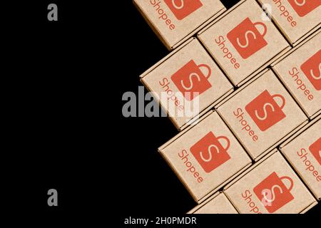 Shopee ist ein E-Commerce-Technologieunternehmen. Modifiziertes Foto von Paketen mit dem Shopee-Logo mit Platz für Text. Stockfoto
