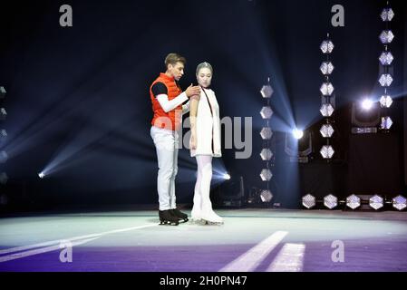 Köln, Deutschland. Oktober 2021. Die Eisläufer Soyeon Park ( Aurora ) und Igor Reznichenko (Adam) auf dem Eis bei der Präsentation von „A New Day“ - der neuen Eisschau von Holiday on Ice. Am 17. November 2021 startet die neue Show und tourt mit insgesamt 180 Shows über 23 Veranstaltungsorte in Deutschland.Quelle: Horst Galuschka/dpa/Alamy Live News Stockfoto