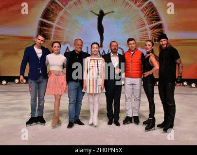 Köln, Deutschland. Oktober 2021. Die Skater Alexandra Goncharuk, Artem Kazakov, Alina Ustimkina und Alexey Rogonov, Soyeon Park und Igor Reznichenko mit Creative Director Francisco Negrin und CEO Peter O Keeffe auf dem Eis bei der Präsentation von „A New Day“ - der neuen Eisschau von Holiday on Ice. Die neue Show startet am 17. November 2021 und tourt mit insgesamt 180 Shows durch 23 Veranstaltungsorte in Deutschland. Quelle: Horst Galuschka/dpa/Alamy Live News Stockfoto