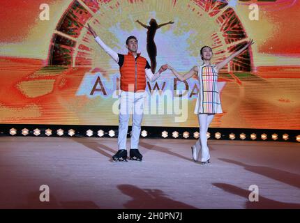 Köln, Deutschland. Oktober 2021. Die Eisläufer Soyeon Park ( Aurora ) und Igor Reznichenko (Adam) auf dem Eis bei der Präsentation von „A New Day“ - der neuen Eisschau von Holiday on Ice. Am 17. November 2021 startet die neue Show und tourt mit insgesamt 180 Shows über 23 Veranstaltungsorte in Deutschland.Quelle: Horst Galuschka/dpa/Alamy Live News Stockfoto