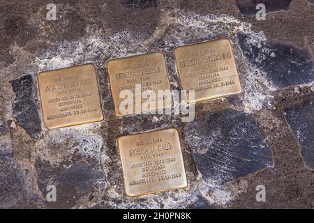 Stolpersteine im Jüdischen Ghetto in Rom erinnern an die Opfer der Shoah, die während des Zweiten Weltkriegs von den Nazis deportiert und ermordet wurden Stockfoto