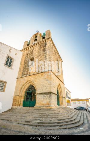 Historische Kathedrale in der Altstadt von Faro, Algarve, südlich von Portugal Stockfoto