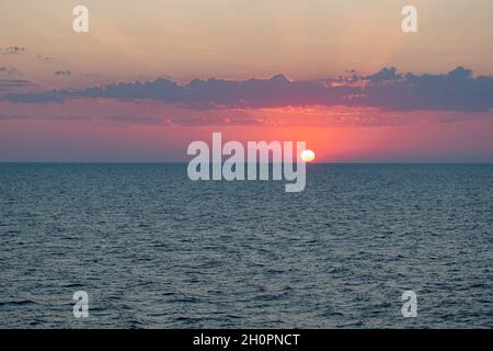 Sonnenuntergang über dem Mittelmeer von der Fähre zwischen Toulon und Korsika aus gesehen Stockfoto