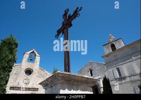 Les Baux de Provence (Südostfrankreich): Kreuz, Kapelle der Weißen Büßer (französische „Chapelle des Büßer Blancs“) und Kirche des heiligen Vinzenz Stockfoto