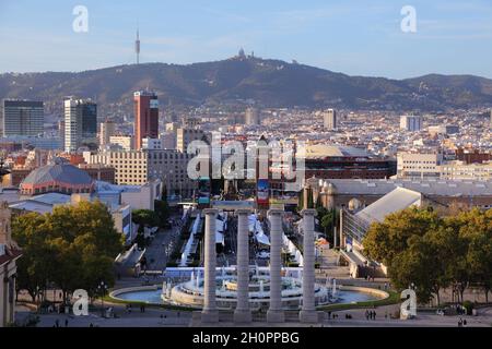 BARCELONA, SPANIEN - 6. OKTOBER 2021: Blick auf den Platz der Stadt Placa d'Espanya vom Berg Montjuic in Barcelona. Stockfoto