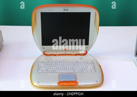 TERRASSA, SPANIEN - 6. OKTOBER 2021: Alter Apple iBook Clamshell historischer Laptop-Computer, hergestellt in den Jahren 1999-2001. Stockfoto