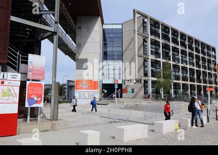 TOULOUSE, FRANKREICH - 28. SEPTEMBER 2021: Studenten besuchen den Jean-Jaures-Campus der Universität Toulouse in Frankreich. Die Universität Toulouse ist eine der ältesten Universitäten Stockfoto