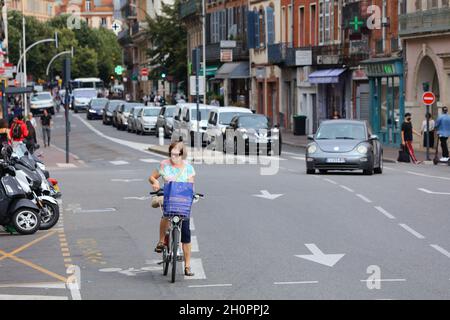 TOULOUSE, FRANKREICH - 28. SEPTEMBER 2021: Radfahrer fahren in der Innenstadt von Toulouse. Toulouse ist die viertgrößte Gemeinde Frankreichs. Stockfoto