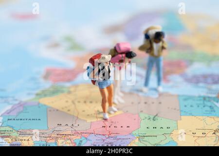 Bangkok, Thailand, 30. Juli 2021 Miniature People,Backpacker Genießen Sie Entdeckungsreise reisen auf Amazing on world map. Stockfoto