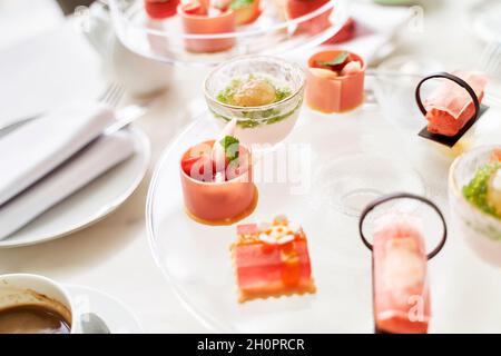 Verschiedene Desserts auf dem Esstisch Stockfoto