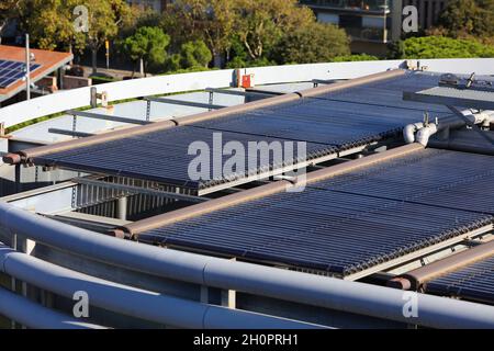 Solarbetriebene Dachheizung in Barcelona, Spanien. Stockfoto