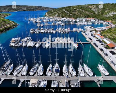 Marina in Primosten, Dalmatien Region von Kroatien. Segelinfrastruktur in Kroatien. Stockfoto