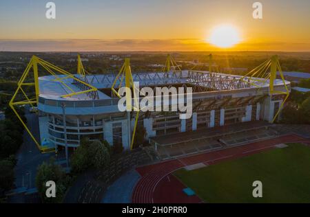 Dortmund, Deutschland. 28. Mai 2020. firo: 28.05.2020, Fuvuball, 1. Bundesliga, 2019/2020 Saison, BVB, Borussia Dortmund, SIGNAL IDUNA PARK Stadion, Drohne, Drohnenfoto, Luftaufnahme, Sonnenuntergang, Sonnenstrahlen, Abendstimmung, Sonne, Übersicht, Auvuenansicht, Below the Rote Erde Stadium Credit: dpa/Alamy Live News Stockfoto