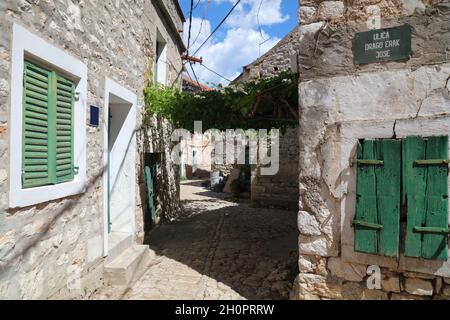 Kroatien - Pirovac Stadt. Kleine kroatische Stadt in Dalmatien Region. Enge, malerische Straßen. Stockfoto