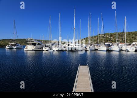 PRIMOSTEN, KROATIEN - 15. JULI 2021: Segelboote liegen in der Primosten Marina in Dalmatien. Kroatien ist ein berühmtes Segelziel für den Sommer in Europa. Stockfoto