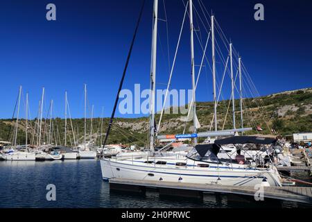 PRIMOSTEN, KROATIEN - 15. JULI 2021: Segelboote liegen in der Primosten Marina in Dalmatien. Kroatien ist ein berühmtes Segelziel für den Sommer in Europa. Stockfoto