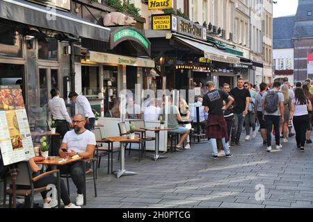 DÜSSELDORF, DEUTSCHLAND - 19. SEPTEMBER 2020: Menschen besuchen ein Bürgersteig-Café in der Innenstadt von Düsseldorf, Deutschland. Düsseldorf ist die siebtgrößte Stadt Deutschlands Stockfoto