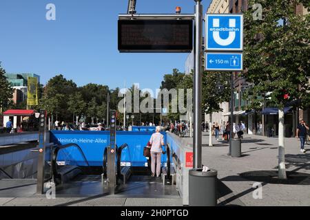 DÜSSELDORF, DEUTSCHLAND - 19. SEPTEMBER 2020: Menschen betreten eine U-Bahn-Station (U-Bahn oder Stadtbahn) in der Düsseldorfer Innenstadt. Düsseldorf ist die 7 Stockfoto