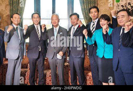 Japans Premierminister Fumio Kishida stellt sich nach der Plenarsitzung im Unterhaus in Tokio, Japan, am 14. Oktober 2021 mit einem Mitglied der regierenden Liberaldemokratischen Partei. Stockfoto