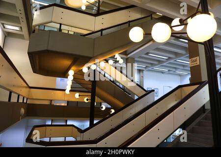 GELSENKIRCHEN, DEUTSCHLAND - 17. SEPTEMBER 2020: Schule- und Bibliotheksgebäude des Bildungszentrums in Gelsenkirchen, Deutschland. Es beherbergt Volkshochschule, Volkshochschule Stockfoto