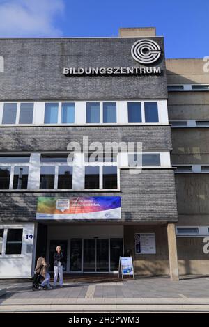 GELSENKIRCHEN, DEUTSCHLAND - 17. SEPTEMBER 2020: Schule- und Bibliotheksgebäude des Bildungszentrums in Gelsenkirchen, Deutschland. Es beherbergt Volkshochschule, Volkshochschule Stockfoto