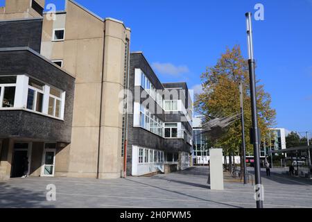 GELSENKIRCHEN, DEUTSCHLAND - 17. SEPTEMBER 2020: Schule- und Bibliotheksgebäude des Bildungszentrums in Gelsenkirchen, Deutschland. Es beherbergt Volkshochschule, Volkshochschule Stockfoto