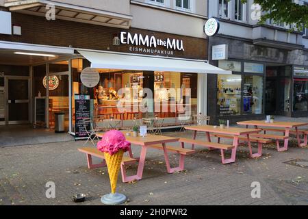 HERNE, DEUTSCHLAND - 17. SEPTEMBER 2020: Emma, die lokale handwerkliche Eisdiele von Mu in der Innenstadt von Herne, Deutschland. Stockfoto