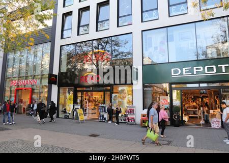 HERNE, DEUTSCHLAND - 17. SEPTEMBER 2020: Einkäufer besuchen die Innenstadt von Herne, Deutschland. Der Einzelhandelsumsatz in Deutschland belief sich im Jahr 2013 auf 450 Milliarden Euro. Stockfoto