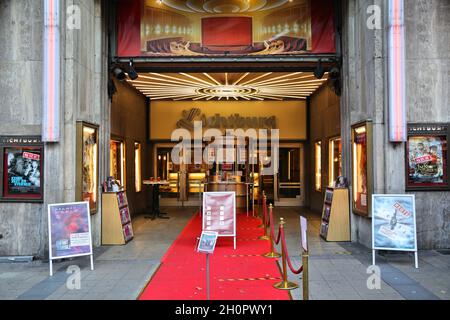 ESSEN, DEUTSCHLAND - 20. SEPTEMBER 2020: Lichtburg Retro-Kino in Essen, Deutschland. Essen ist die neunte größte Stadt Deutschlands. Stockfoto