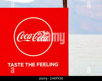 Coca-Cola-Schild. Coca-Cola ist ein kohlensäurehaltiges Erfrischungsgetränk, das von der Coca-Cola Company aus Atlanta, Georgia, hergestellt wird Stockfoto