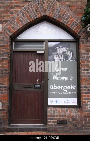 Eingang des alten Rathauses, Abergele, Nordwales, mit einem Schild, das 2020 die Bekanntmachung I'm A Celebrity Get Me Out of Here veröffentlichte. Stockfoto