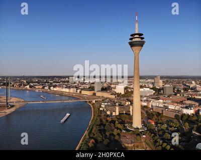 Skyline von Düsseldorf, Deutschland. Luftaufnahme der Bezirke Unterbilk und Carlstadt mit Rhein. Stockfoto