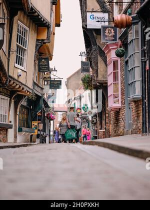 York Touristen einkaufen in den Shambles und engen Gassen der Fachwerkarchitektur der mittelalterlichen York City, Yorkshire England UK Stockfoto