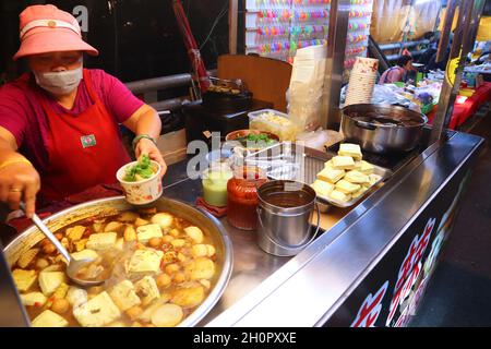 KENTING, TAIWAN - 26. NOVEMBER 2018: Verkäufer verkauft stinkende Tofu-Brühe auf dem Nachtmarkt in der Kenting Street in Taiwan. Nachtmärkte sind ein großer Teil von Tai Stockfoto