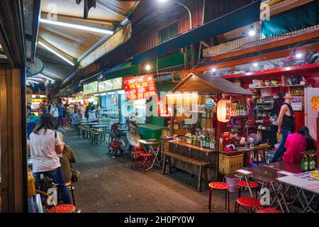 TAIPEH, TAIWAN - 4. DEZEMBER 2018: Menschen besuchen Raohe Nachtmarkt in Taipeh. Nachtmärkte sind ein großer Teil der taiwanesischen Kultur. Stockfoto