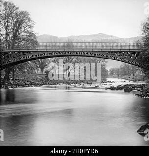 Ein spätes viktorianisches Vintage-Schwarz-Weiß-Foto, das die Waterloo Bridge über den Fluss Dee in Betws-Y-Coed in Mittelwales zeigt. Stockfoto