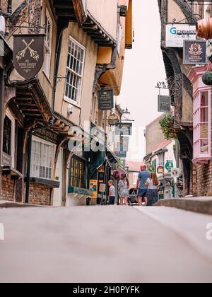 York Touristen einkaufen in den Shambles und engen Gassen der Fachwerkarchitektur der mittelalterlichen York City, Yorkshire England UK Stockfoto