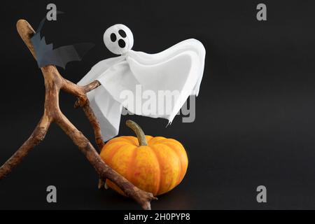 Kürbis, Geister und Fledermäuse auf schwarzem Hintergrund mit Kopierfläche. Konzept von Halloween Stockfoto