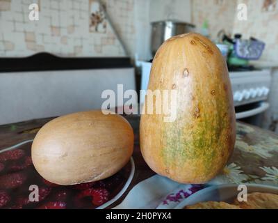 Zwei reife Kürbisse auf einem Tisch in einer Küche Stockfoto